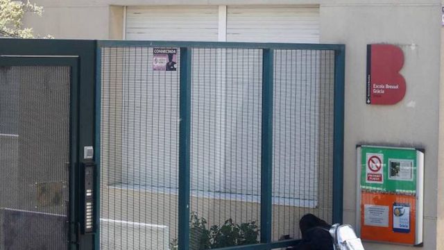 Una mujer pasa ante una guardería Municipal (EBM) de Barcelona / EFE