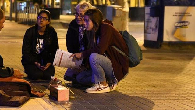Un grupo de voluntarios de Arrels Fundació habla con una persona sintecho / ARRELS FUNDACIÓ