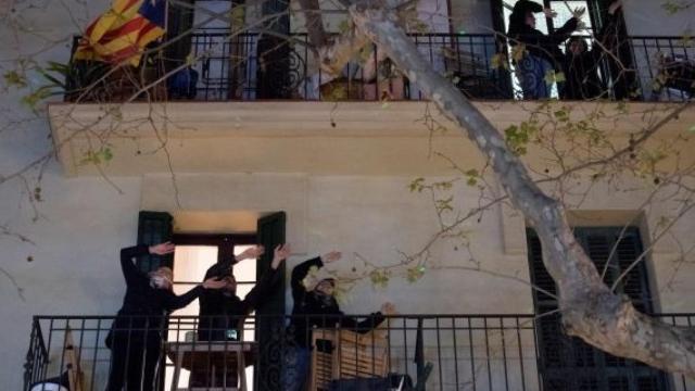 vecinos bailan sagrada familia_570x340
