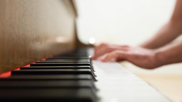 Una persona tocando un piano