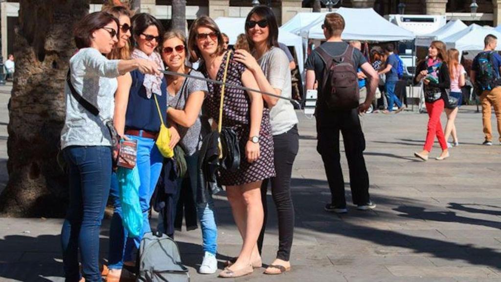 Turistes estrangeres fent-se un selfie al centre de Barcelona / EFE