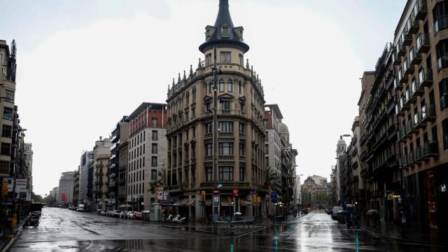 La ronda Universitat de Barcelona vacía durante el confinamiento de Barcelona / EFE