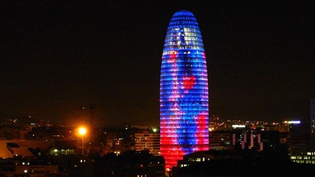 La Torre Glòries de Barcelona se sumará desde este martes al homenaje a los profesionales sanitarios / ARCHIVO