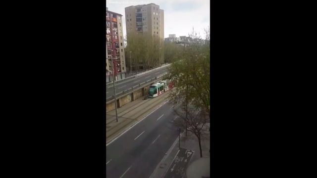 Momento del atropello del hombre por el tranvía / TIK TOK