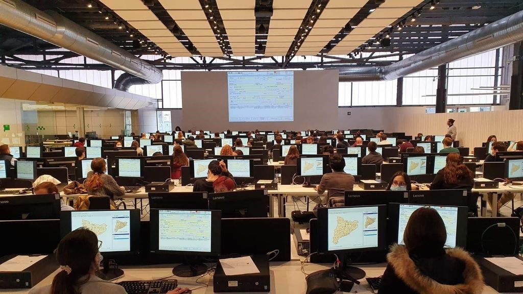 Operadors del 061, a la sala de L'Hospitalet en la qual treballen / GENERALITAT