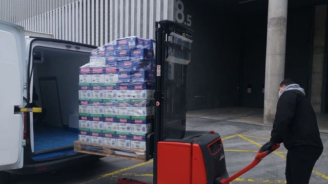 Un empleado lleva productos de alimentación para repartirlos / EP