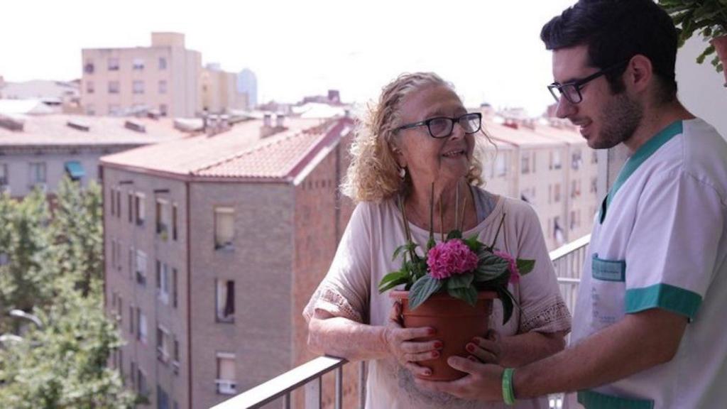 Foto d'un treballador social cuidant d'una dona de la tercera edat / ACCENT SOCIAL.CAT