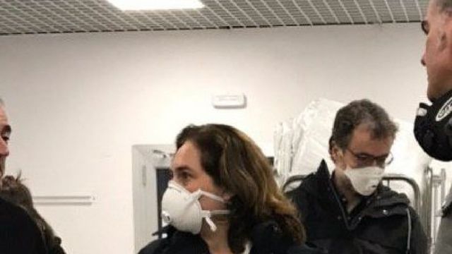 Ada Colau con la mascarilla FFP2 en la Vall d'Hebron / CELADOR ENFURECIDO