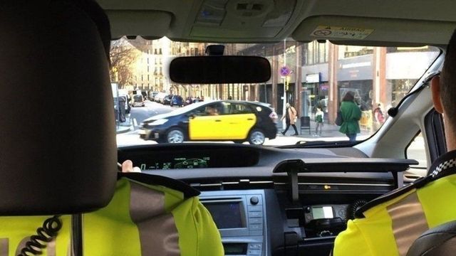 Agentes de la Guardia Urbana en Barcelona, cuerpo de policía que según una barcelonesa multó por ir a comprar / ARCHIVO