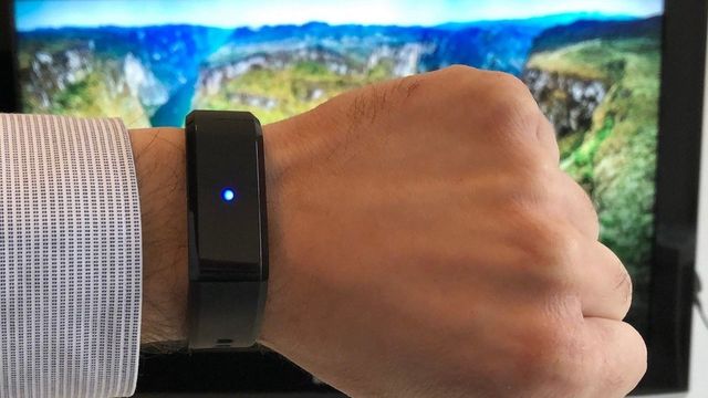 Imagen de la pulsera que evita la masiva propagación del Covid-19 / ACCENT SYSTEMS