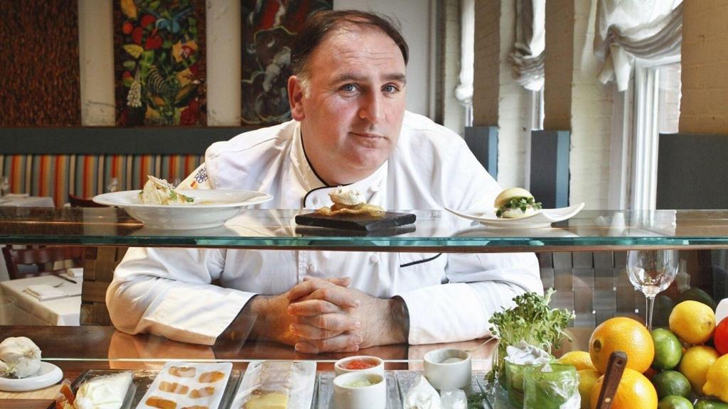 El xef José Andres, que repartirà 500 àpats al dia a Barcelona, al seu restaurant / EFE