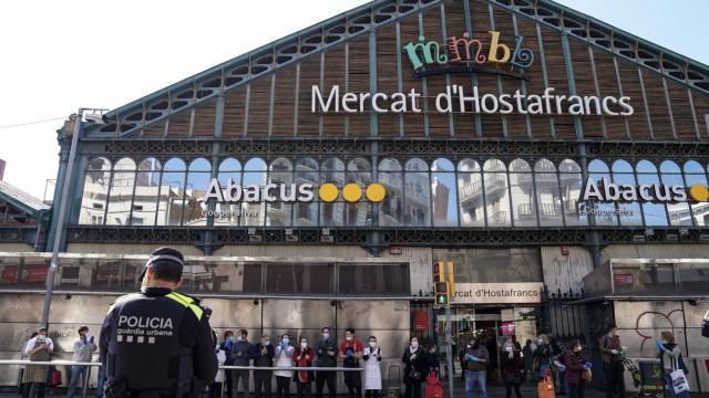 Guardia Urbana, en el homenaje en el mercado de Hostafrancs / AYUNTAMIENTO DE BARCELONA