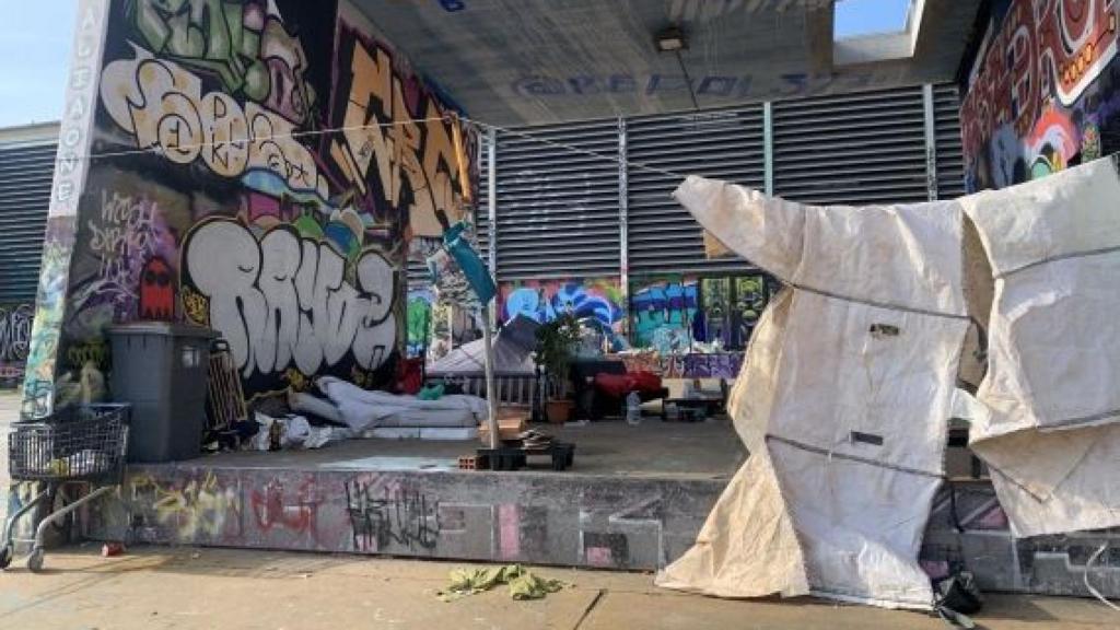 Vista interior de la casa improvisada per persones sense llar en una estructura de formigó dels jardins de Les Tres Xemeneies fa sis anys