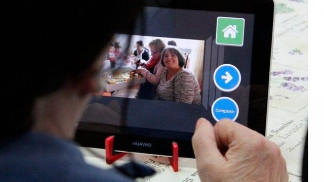 Usuario utilizando una tablet como las que facilitarán Barcelona Tech City y MWCapital / AJ BCN