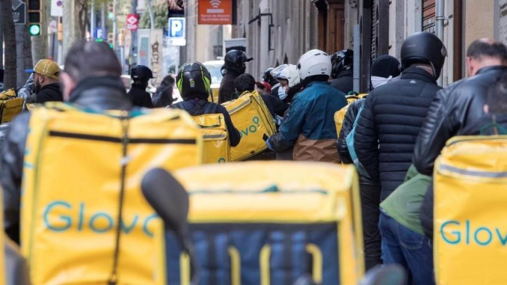 Trabajadores de Glovo en Barcelona durante el confinamiento / EFE MARTA PÉREZ