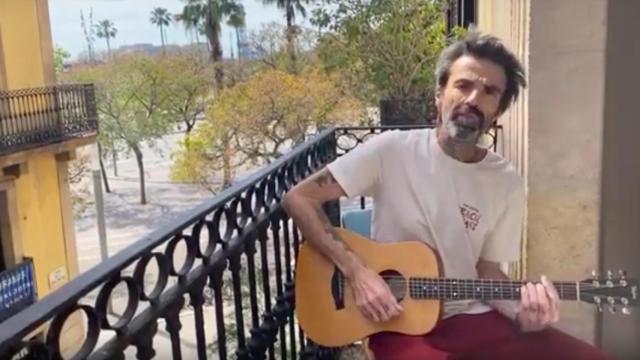 Pau Donés, en el balcón de su casa de Barcelona / JARABE DE PALO OFICIAL