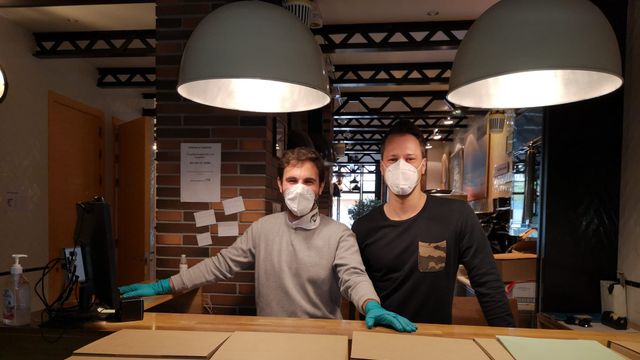 Manuel Gambín (izquierda) y Alan Ben, en el mostrador del hotel / G.A