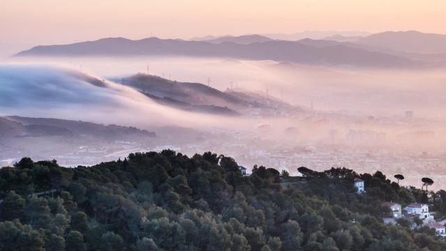 Vista de Barcelona con un mar de nubes en Collserola