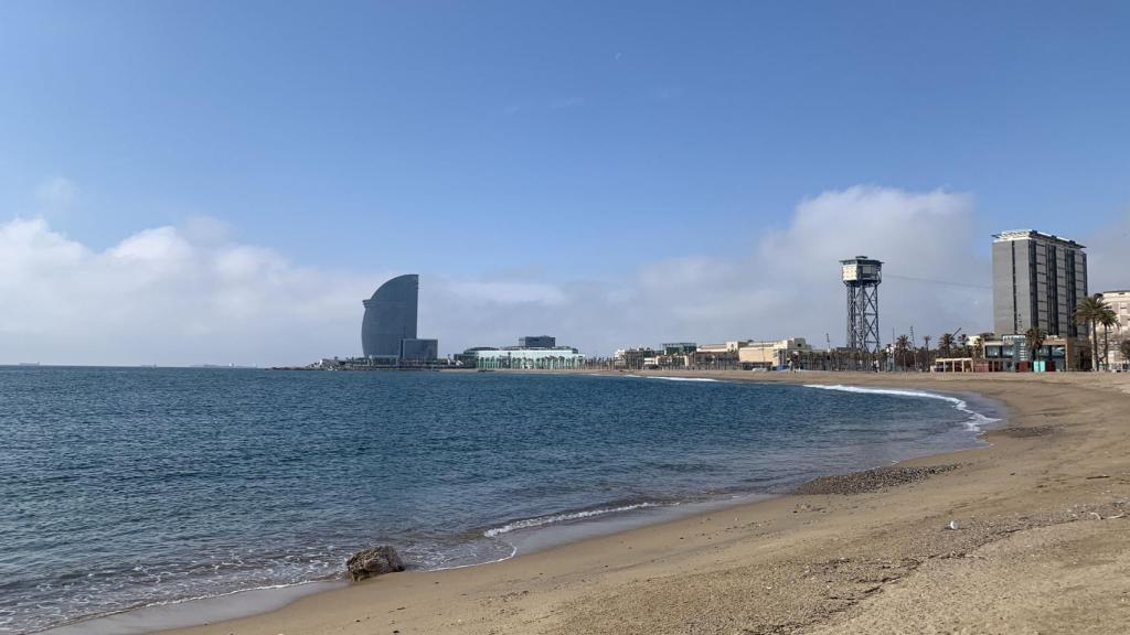 La playa de la Barceloneta limpia durante el aislamiento