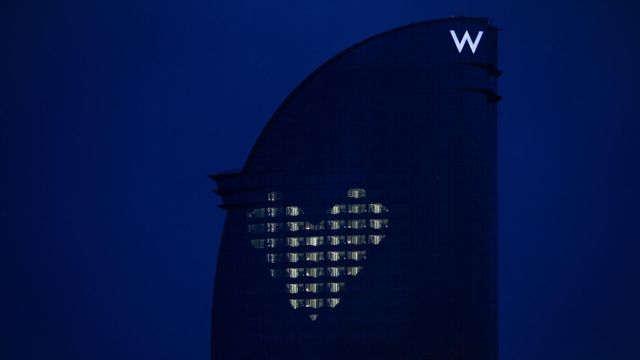 Un corazón ilumina el Hotel Vela / DAVID ZORRAKINO - EUROPA PRESS
