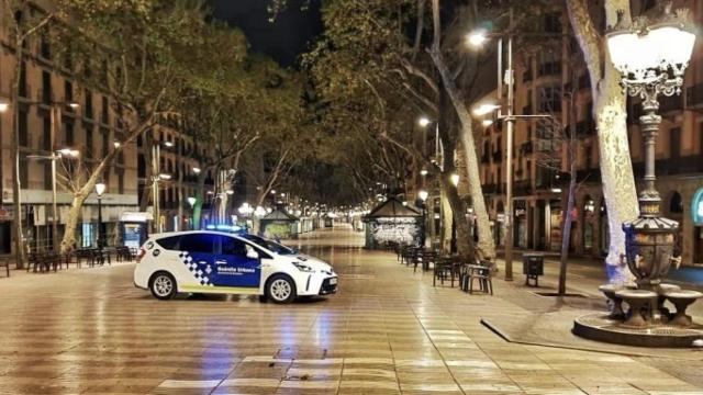 Un coche de la Guardia Urbana patrulla por la Rambla de Barcelona / GUARDIA URBANA