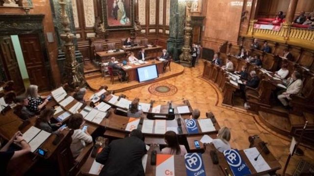 Un pleno en el Ayuntamiento de Barcelona / EFE