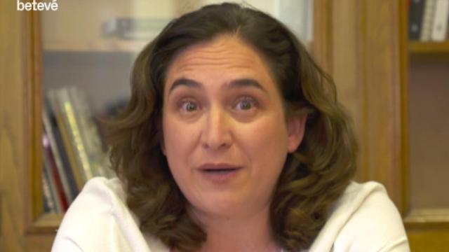 Ada Colau, en un fragmento del programa 'L'alcaldessa respona als infants' en Betevé_570x340