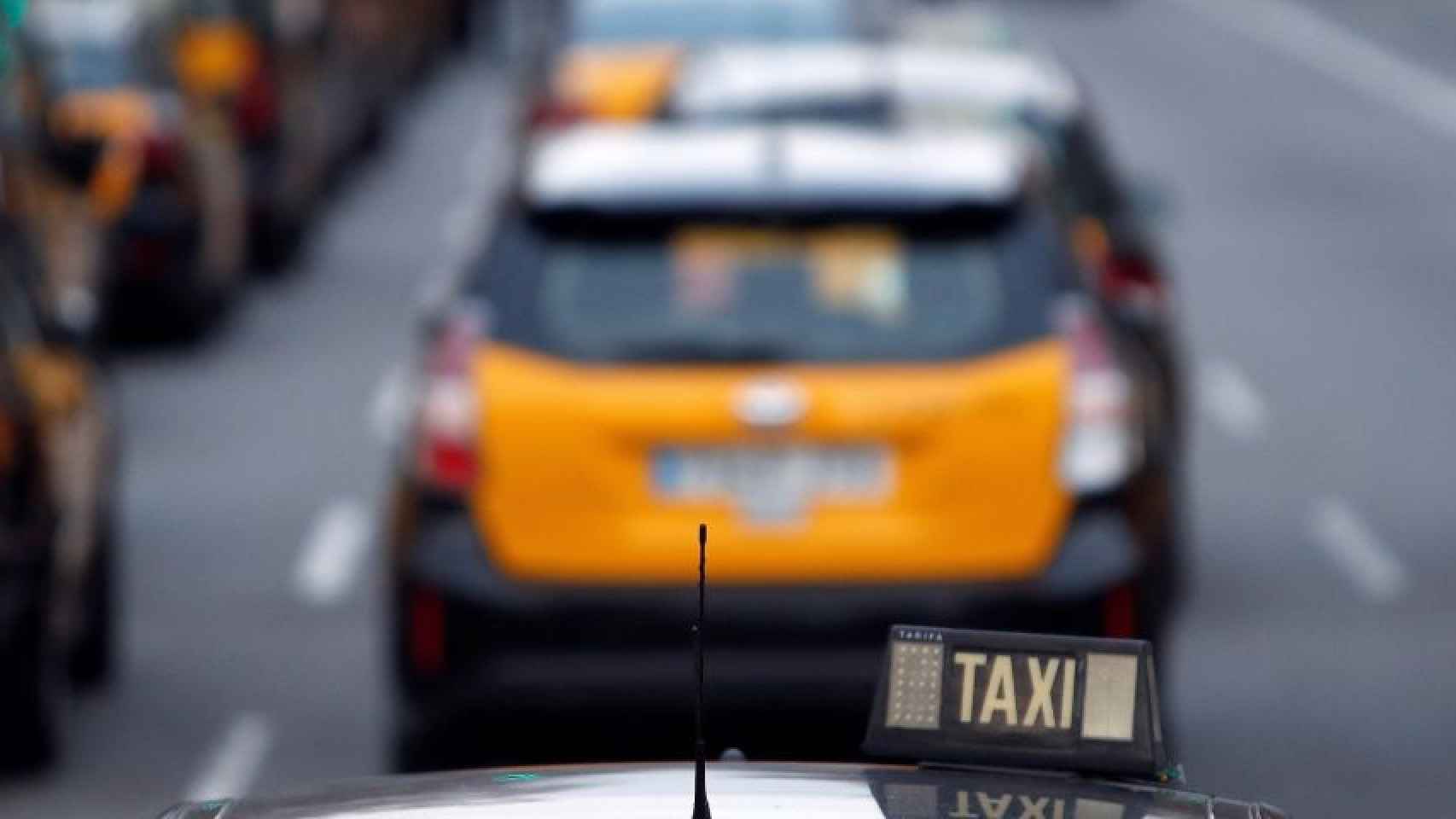Investigan a un taxista por conducción peligrosa tras enfrentarse a una moto en Barcelona