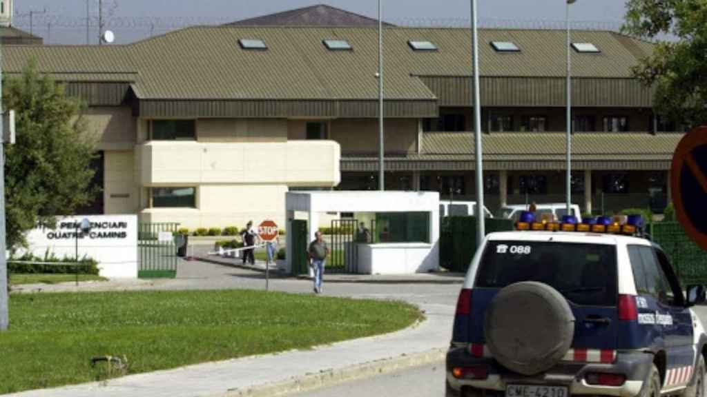 Un coche de los Mossos d'Esquadra, enfrente de Quatre Camins