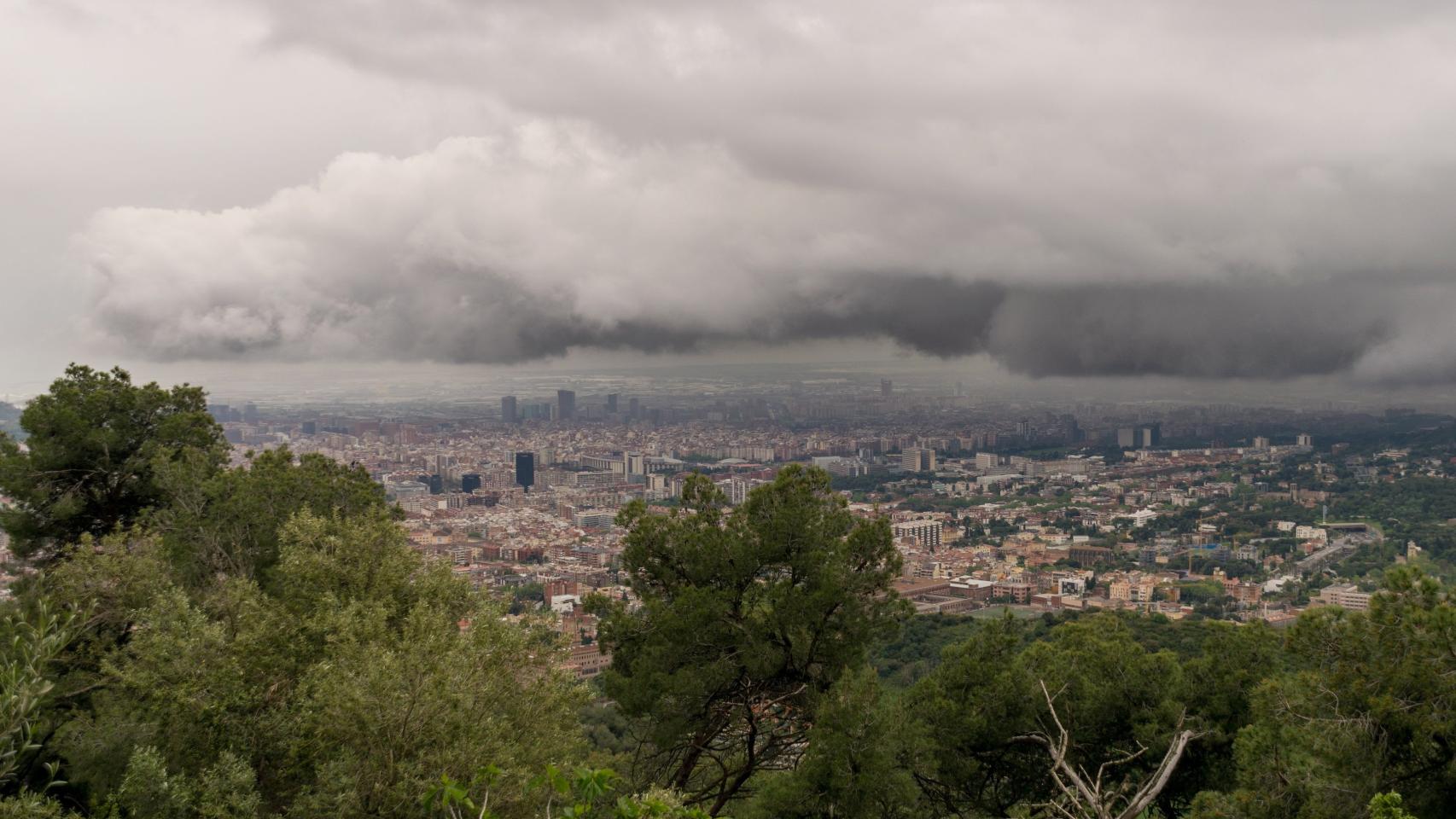 Panorámica de Barcelona con el cielo cubierto de nubes espesas