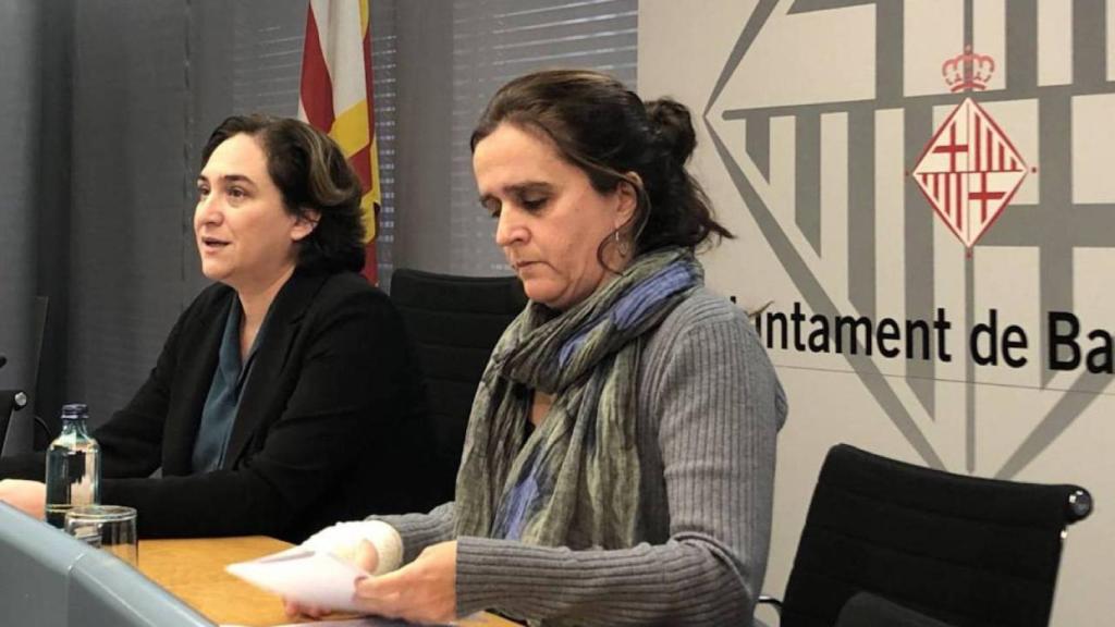 Gemma Tarafa, con Ada Colau durante un acto en el Ayuntamiento de Barcelona / EUROPA PRESS