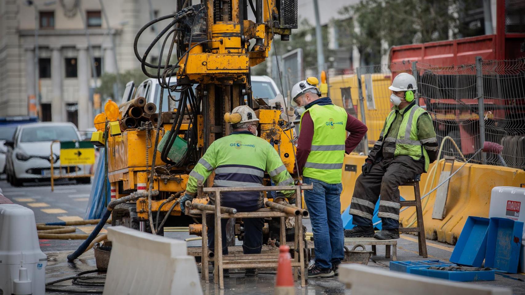Obreros trabajando en la remodelación de una calle en Barcelona / EUROPA PRESS
