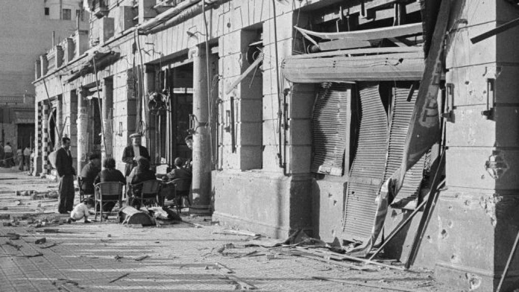 Persones al Passeig Nacional de la Barceloneta bombardejat / ANTONI CAMPAÑÀ