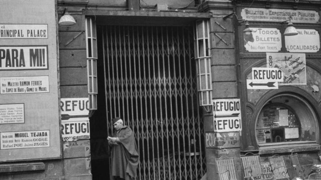 Home vigilant l'entrada del refugi antiaeri ubicat al Teatre Principal, a la part baixa de la Rambla / ANTONI CAMPAÑÀ