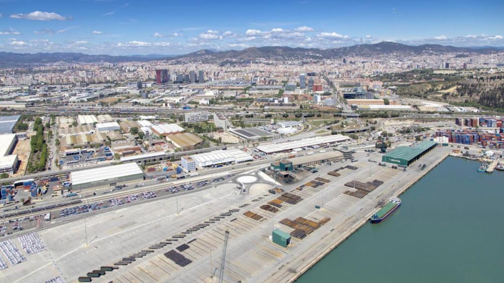 El Moll Príncep d’Espanya acoge uno de los nuevos espacios habilitados para almacenar contenedores de importación llenos en el Port / PORT BCN