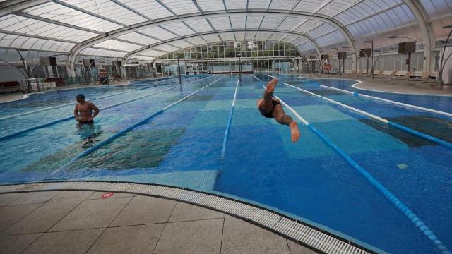 Dos nadadores en una piscina de los clubs DIR / EFE