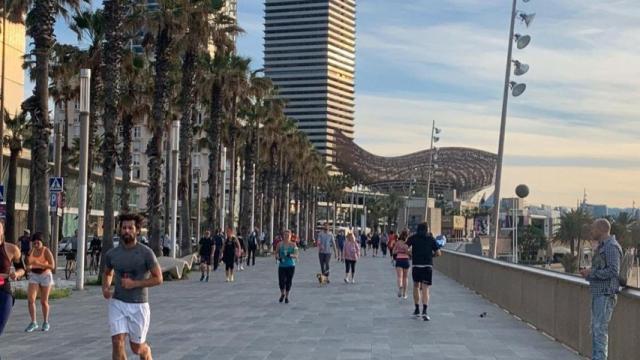 Deportistas en el paseo Marítim