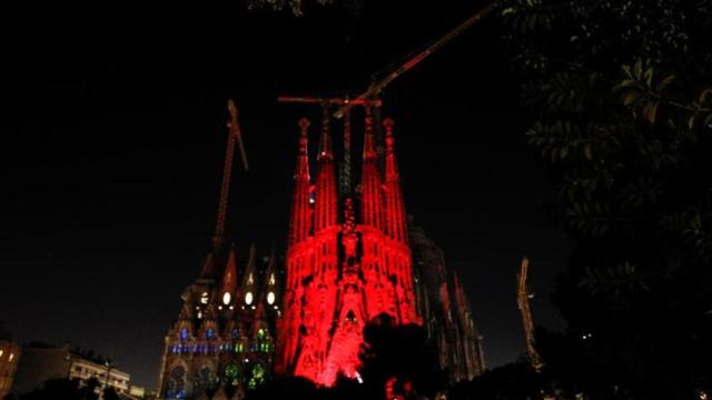 La Basílica de la Sagrada Familia iluminada de color rojo