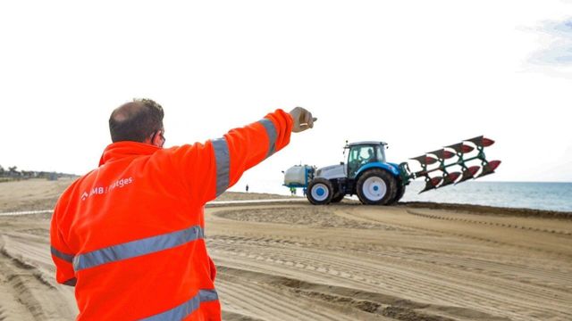 El AMB empieza los trabajos de acondicionamiento de las playas metropolitanas / AMB