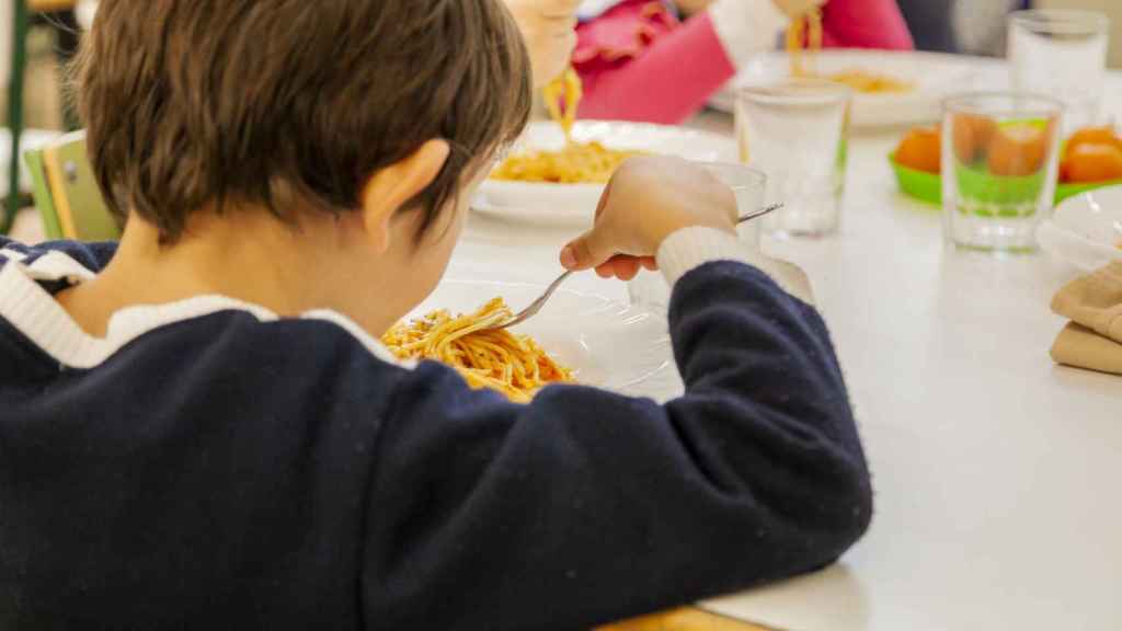 Alumnos durante una comida en una de las guarderías de Barcelona
