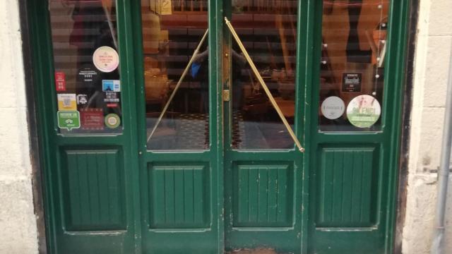 Puerta del restaurante Bacaro, en el Raval, este miércoles /  @R_Pintado