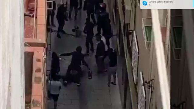 Un grupo de encapuchados asalta el local del Carmel donde viven unos supuestos ladrones / EL CASO