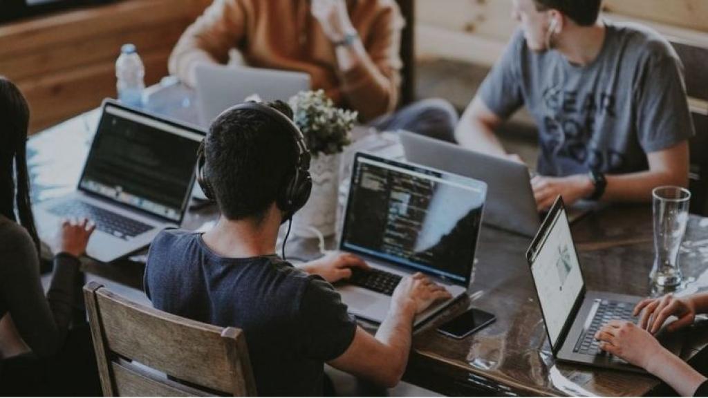 Diversos membres d’una startup treballant en equip