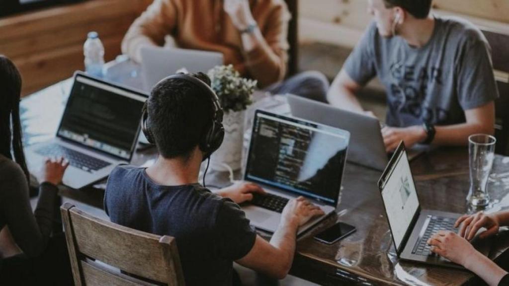 Varios miembros de una startup trabajando en equipo