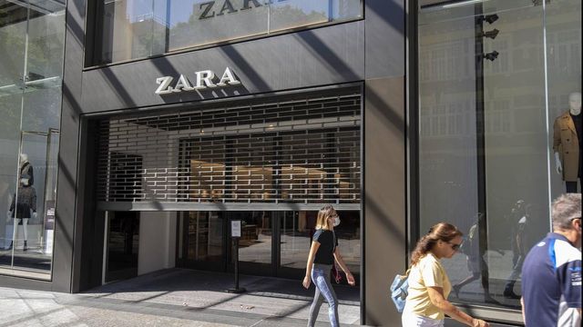 Exterior de un comercio de Zara con la persiana medio abierta