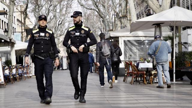 Agentes de la Guardia Urbana, con cámaras unipersonales, pasean por la Rambla / AYUNTAMIENTO DE BARCELONA