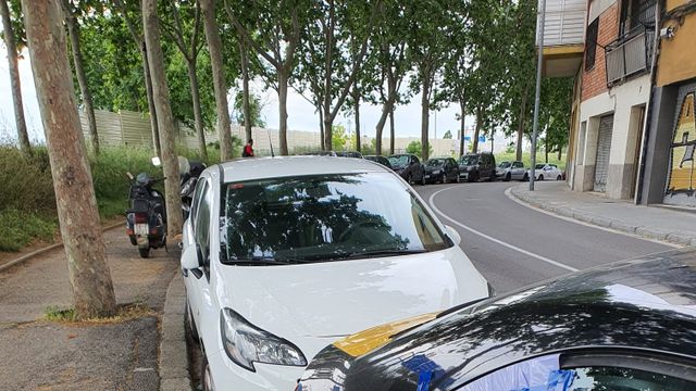 Un taxi con el cristal roto en Trinitat Vella este miércoles / M.A