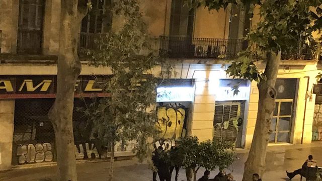 Botellón en la ronda de Sant Antoni  / BCN HELPERS
