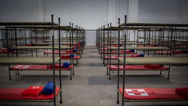Interior del pabellón de la Fira de Barcelona habilitado para acoger a personas sin hogar en plena crisis del coronavirus / EP