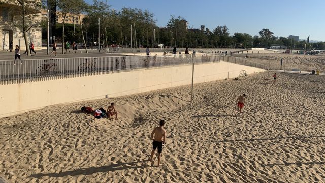 Unos jóvenes juegan a voley playa